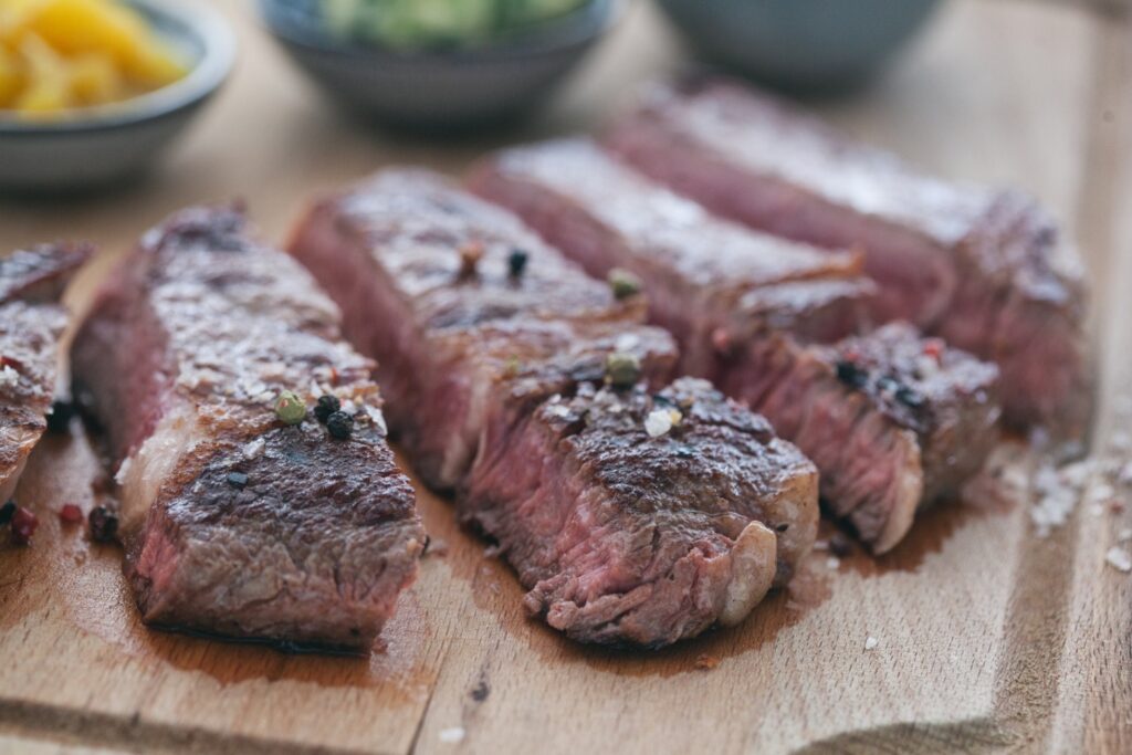 Roastbeef auf Holzbrett angerichtet