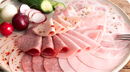 Frischwurst Aufschnitt auf Teller