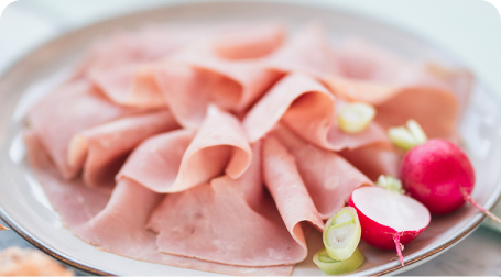 Schinkenaufschnitt auf Teller