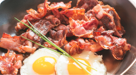 Speck mit Spiegelei in Pfanne