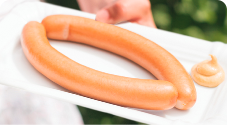 Würstchen auf Pappteller mit Senf