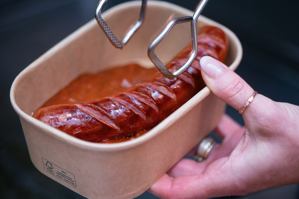Schale mit warmen Leberkäse