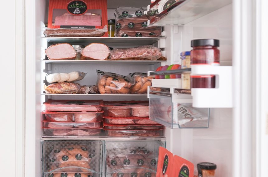 Offene Kühlschranktüre mit diversen eingeschweissten Fleischwaren